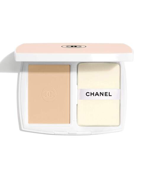CHANEL(シャネル)の「ル ブラン ブライトニング コンパクト パウダリー ファンデーション(つややかな仕上がり) 輝きを長時間キープ – 肌を保護 – 気温の変化などによる影響から肌を守る SPF 25/PA+++(ファンデーション・レディース・BR22/BD21/B20/BD01/B10/B30/BR12・FREE)」の3枚目の写真