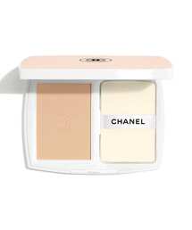 CHANEL | ル ブラン ブライトニング コンパクト パウダリー ファンデーション(つややかな仕上がり) 輝きを長時間キープ – 肌を保護 – 気温の変化などによる影響から肌を守る SPF 25/PA+++(ファンデーション)