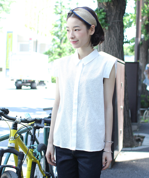 Ray BEAMS（レイビームス）の「Ray BEAMS / レースコンビ ノースリーブ シャツ（シャツ/ブラウス・レディース・ホワイト/サックスブルー/ネイビー・0/1）」の2枚目の写真