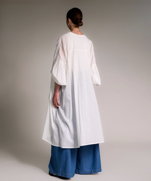 folka（フォルカ）の「袖口 シャーリング 長袖 シアーシャツ ワンピース（シャツ/ブラウス・レディース・ネイビー/アイボリー/ライトグリーン・FREE）」の9枚目の写真