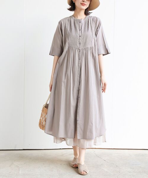 rps（アールピーエス）の「刺繍×ピンタックバンドカラーシャツワンピース（シャツワンピース・レディース・ブラック/オフホワイト/ライトカーキ/グレイッシュベージュ・フリー）」の3枚目の写真