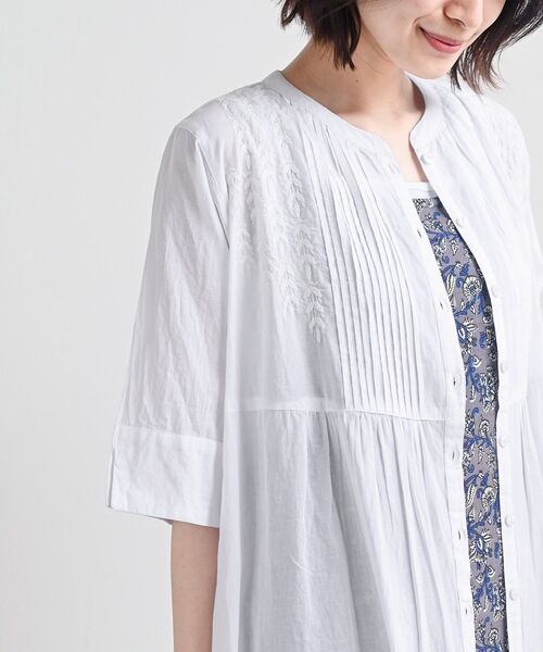 rps（アールピーエス）の「刺繍×ピンタックバンドカラーシャツワンピース（シャツワンピース・レディース・ブラック/オフホワイト/ライトカーキ/グレイッシュベージュ・フリー）」の9枚目の写真