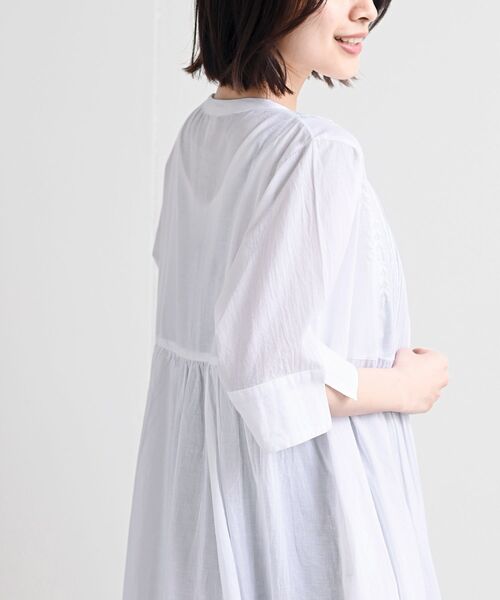 rps（アールピーエス）の「刺繍×ピンタックバンドカラーシャツワンピース（シャツワンピース・レディース・ブラック/オフホワイト/ライトカーキ/グレイッシュベージュ・フリー）」の14枚目の写真