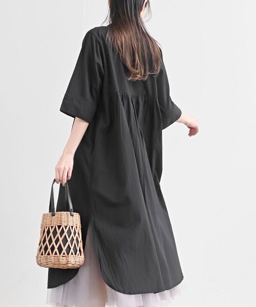 rps（アールピーエス）の「刺繍×ピンタックバンドカラーシャツワンピース（シャツワンピース・レディース・ブラック/オフホワイト/ライトカーキ/グレイッシュベージュ・フリー）」の18枚目の写真