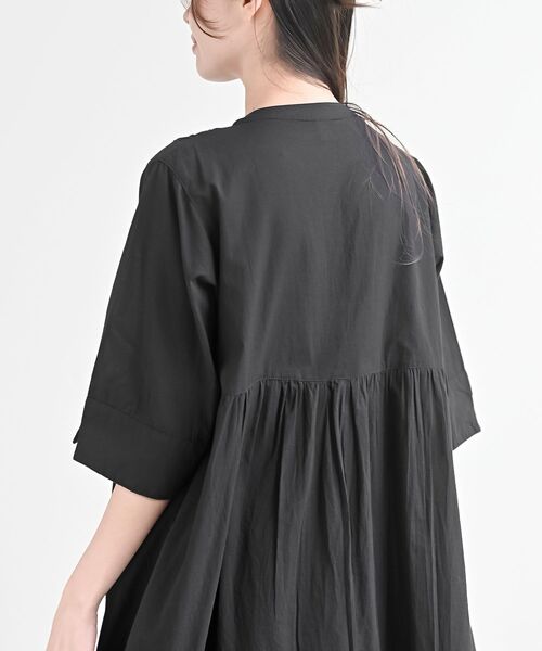 rps（アールピーエス）の「刺繍×ピンタックバンドカラーシャツワンピース（シャツワンピース・レディース・ブラック/オフホワイト/ライトカーキ/グレイッシュベージュ・フリー）」の22枚目の写真