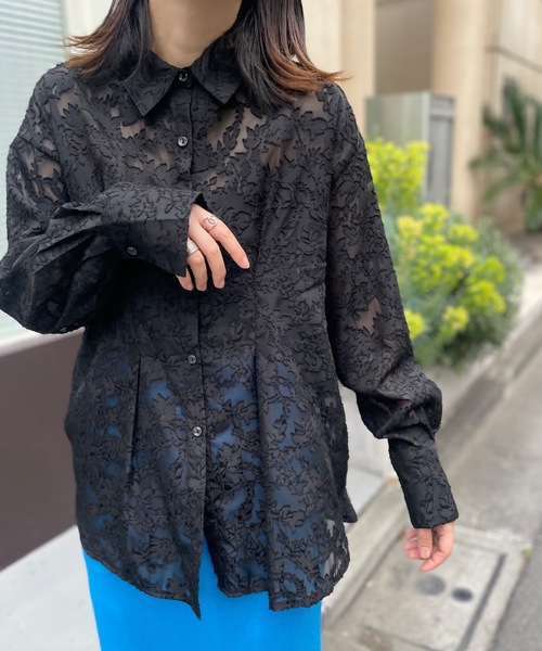 mi via loca（ミヴィアロカ）の「シアーフラワー柄タックシャツ
