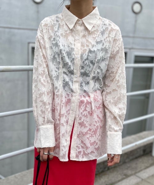 mi via loca(ミヴィアロカ)の「シアーフラワー柄タックシャツ(シャツ/ブラウス・レディース・イエロー/オフホワイト/ブラック・FREE)」の4枚目の写真