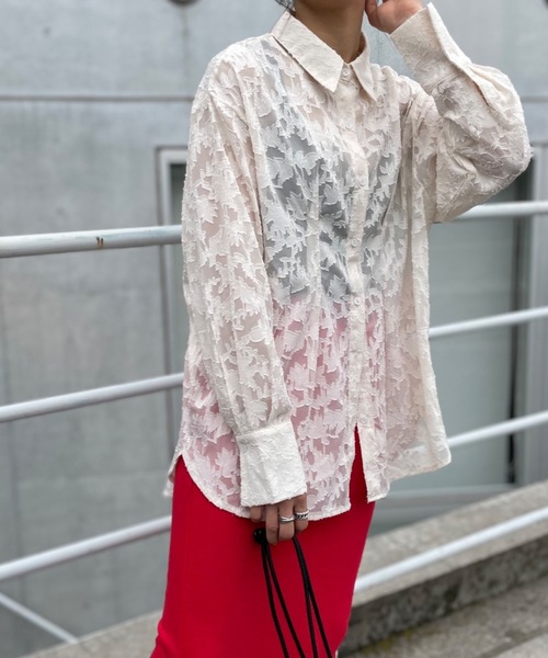 mi via loca(ミヴィアロカ)の「シアーフラワー柄タックシャツ(シャツ/ブラウス・レディース・イエロー/オフホワイト/ブラック・FREE)」の5枚目の写真