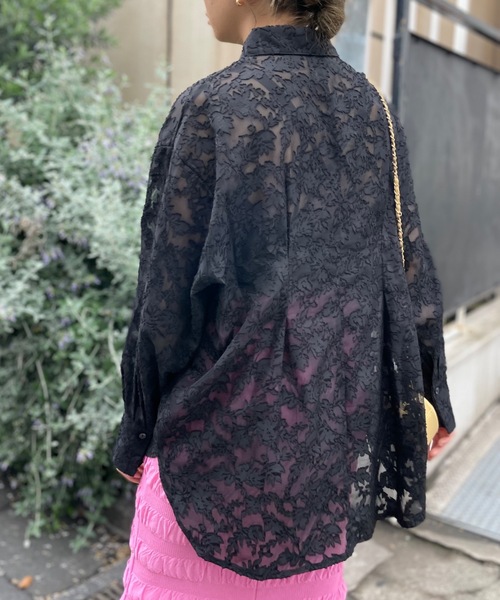 mi via loca(ミヴィアロカ)の「シアーフラワー柄タックシャツ(シャツ/ブラウス・レディース・イエロー/オフホワイト/ブラック・FREE)」の11枚目の写真