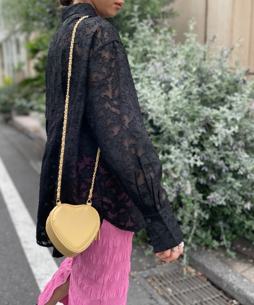 mi via loca(ミヴィアロカ)の「シアーフラワー柄タックシャツ(シャツ/ブラウス・レディース・イエロー/オフホワイト/ブラック・FREE)」の12枚目の写真