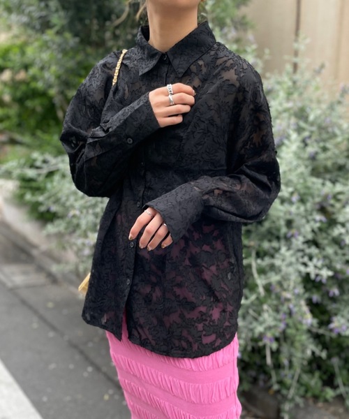 mi via loca(ミヴィアロカ)の「シアーフラワー柄タックシャツ(シャツ/ブラウス・レディース・イエロー/オフホワイト/ブラック・FREE)」の13枚目の写真