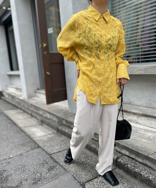 mi via loca(ミヴィアロカ)の「シアーフラワー柄タックシャツ(シャツ/ブラウス・レディース・イエロー/オフホワイト/ブラック・FREE)」の15枚目の写真