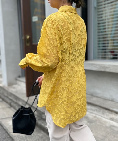 mi via loca(ミヴィアロカ)の「シアーフラワー柄タックシャツ(シャツ/ブラウス・レディース・イエロー/オフホワイト/ブラック・FREE)」の17枚目の写真