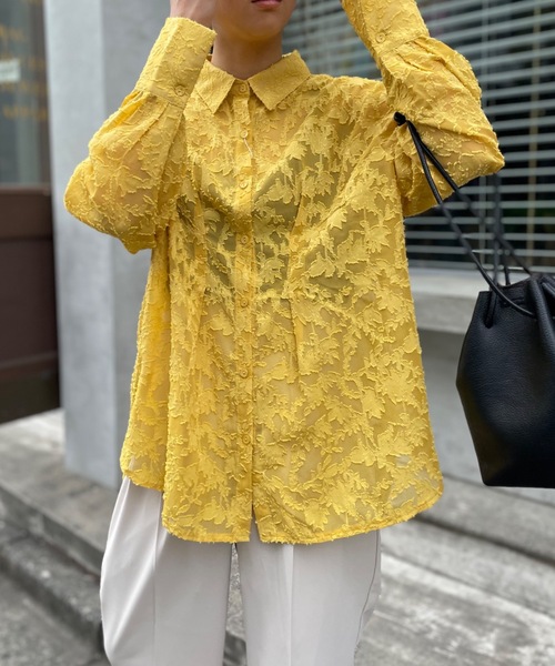 mi via loca(ミヴィアロカ)の「シアーフラワー柄タックシャツ(シャツ/ブラウス・レディース・イエロー/オフホワイト/ブラック・FREE)」の18枚目の写真