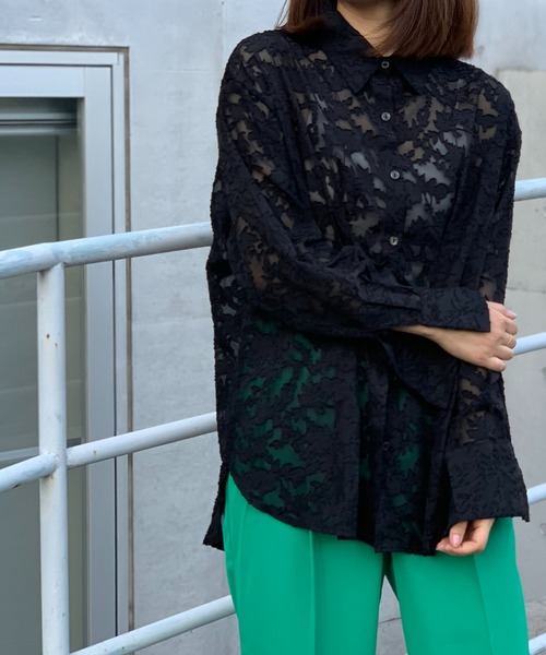 mi via loca(ミヴィアロカ)の「シアーフラワー柄タックシャツ(シャツ/ブラウス・レディース・イエロー/オフホワイト/ブラック・FREE)」の22枚目の写真