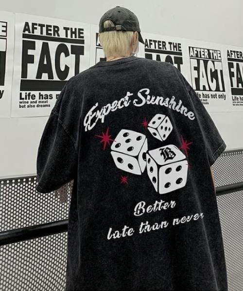 .KOM(ドットコム)の「『.KOM/ドットケーオーエム』バックダイスプリントクルーネック半袖ビッグTEE 【CN】(Tシャツ/カットソー・メンズ・ブラック/パープル/ライトブルー・FREE)」の1枚目の写真