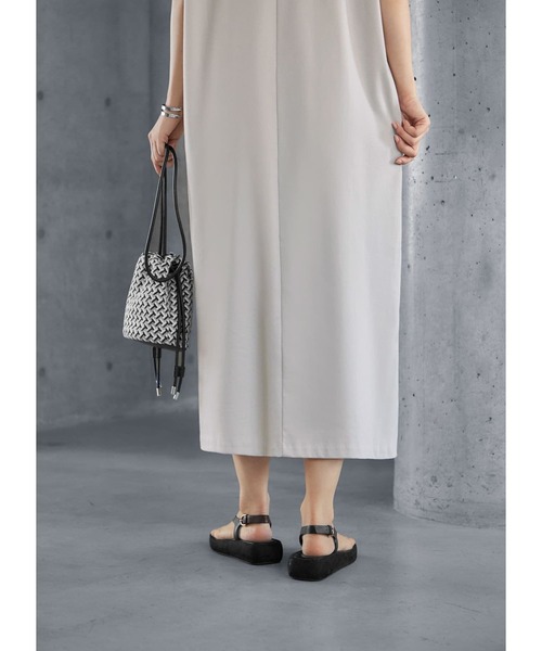 STYLE DELI(スタイルデリ)の「【Made in JAPAN】Uネックコクーンワンピース(ワンピース・レディース・ダークブルー/グレイッシュベージュ・01/02)」の17枚目の写真