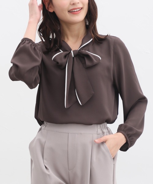 Honeys（ハニーズ）の「配色ボウタイブラウス（シャツ/ブラウス・レディース・ブラウン/ネイビー/アイボリー/グレイッシュベージュ/ブルーグリーン・M/S/LL/L/3L）」の3枚目の写真