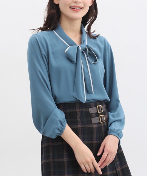 Honeys（ハニーズ）の「配色ボウタイブラウス（シャツ/ブラウス・レディース・ブラウン/ネイビー/アイボリー/グレイッシュベージュ/ブルーグリーン・M/S/LL/L/3L）」の5枚目の写真