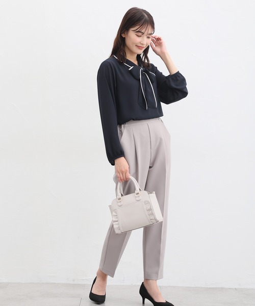 Honeys（ハニーズ）の「配色ボウタイブラウス（シャツ/ブラウス・レディース・ブラウン/ネイビー/アイボリー/グレイッシュベージュ/ブルーグリーン・M/S/LL/L/3L）」の8枚目の写真