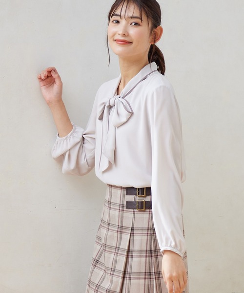 Honeys（ハニーズ）の「配色ボウタイブラウス（シャツ/ブラウス・レディース・ブラウン/ネイビー/アイボリー/グレイッシュベージュ/ブルーグリーン・M/S/LL/L/3L）」の16枚目の写真