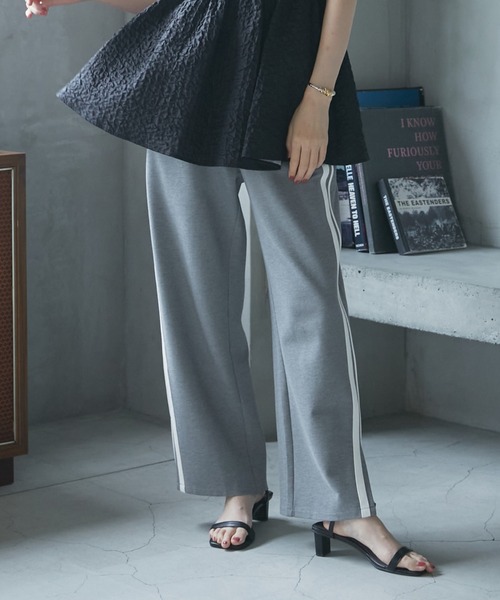 Doux archives（ドゥアルシーヴ）の「サイドラインジャージートラックパンツ（スウェットパンツ・レディース・ブラック/グレー・FREE）」の2枚目の写真