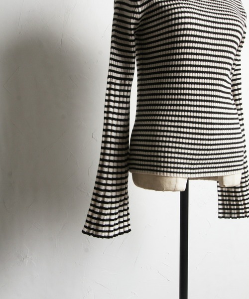 &. NOSTALGIA（アンドドットノスタルジア）の「【ZOZO限定】袖フレアハイネックニットプルオーバー（ニット/セーター・レディース・アイボリー/ブラック/ブラック系その他/ライトグレー・M）」の13枚目の写真