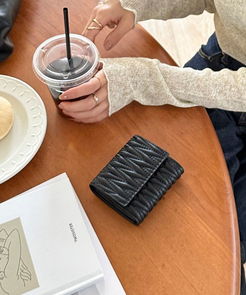 DISCOAT(ディスコート)の「キルティング三つ折りウォレット(財布・レディース・グレイッシュベージュ/ピンク/ブラック・FREE)」の1枚目の写真