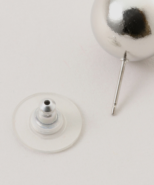 CITYSHOP(シティーショップ)の「【Kenneth Jay Lane/ケネス ジェイ レーン】SINGLE BALL EARRING:ピアス(ピアス(両耳用)・レディース・シルバー・FREE)」の4枚目の写真