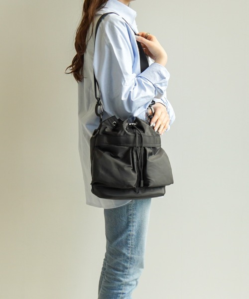 Jewelna Rose(ジュエルナローズ)の「JEWELNA by Jewelna Rose ナイロン巾着バッグ 16201(トートバッグ・レディース・ネイビー/ブラック/カーキ/アイボリー・FREE)」の3枚目の写真