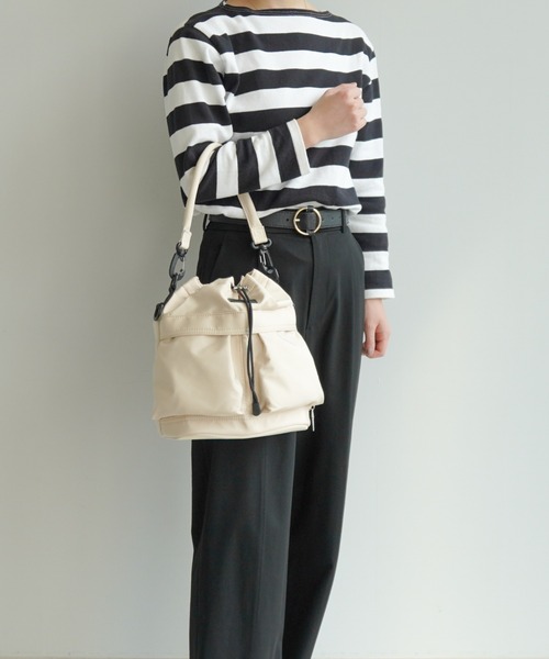 Jewelna Rose(ジュエルナローズ)の「JEWELNA by Jewelna Rose ナイロン巾着バッグ 16201(トートバッグ・レディース・ネイビー/ブラック/カーキ/アイボリー・FREE)」の14枚目の写真
