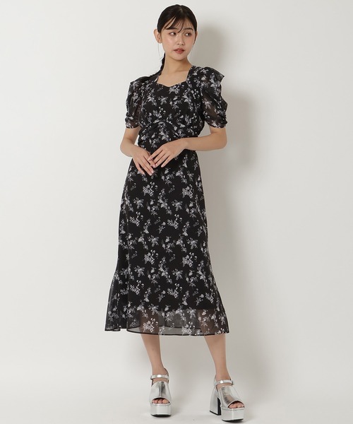 REDYAZEL（レディアゼル）の「フラワープリントワンピース（ワンピース・レディース・ブラック/ブルー/ピンク・SMALL/MEDIUM）」の2枚目の写真