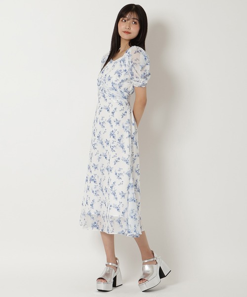 REDYAZEL（レディアゼル）の「フラワープリントワンピース（ワンピース・レディース・ブラック/ブルー/ピンク・SMALL/MEDIUM）」の4枚目の写真