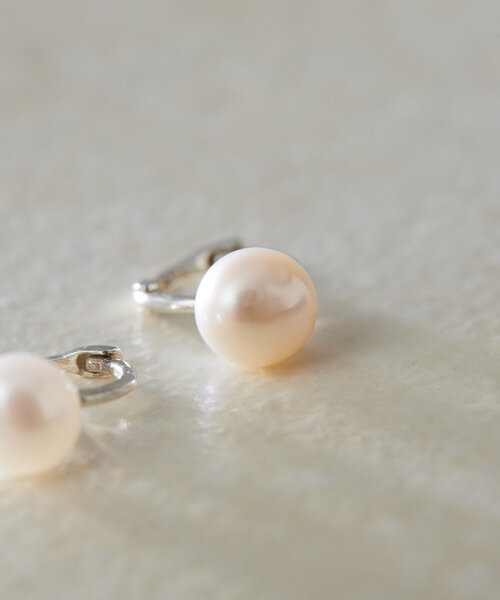 ear PAPILLONNER（イアパピヨネ）の「《スターリングシルバー使用/キャッチレス》ミニミニパールフープピアス（ピアス（両耳用）・レディース・シルバー系その他4/ゴールド系その他6・FREE）」の10枚目の写真