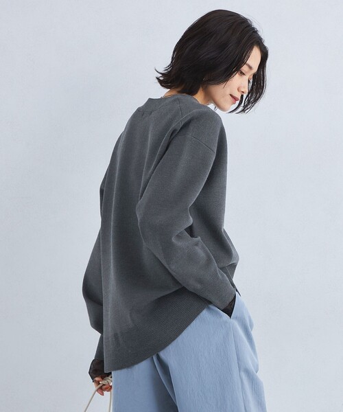 green label relaxing（グリーンレーベルリラクシング）の「W/AC パフニット Vネック カーディガン（カーディガン/ボレロ・レディース・ブラック/オフホワイト/ダークグレー/コバルトブルー・FREE）」の5枚目の写真