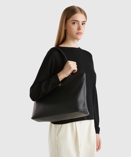 BENETTON (UNITED COLORS OF BENETTON)（ベネトンユナイテッドカラーズオブベネトン）の「BENETTON無地フェイクレザートートバッグ（トートバッグ・レディース・ブラック/ブラウン・FREE）」の2枚目の写真