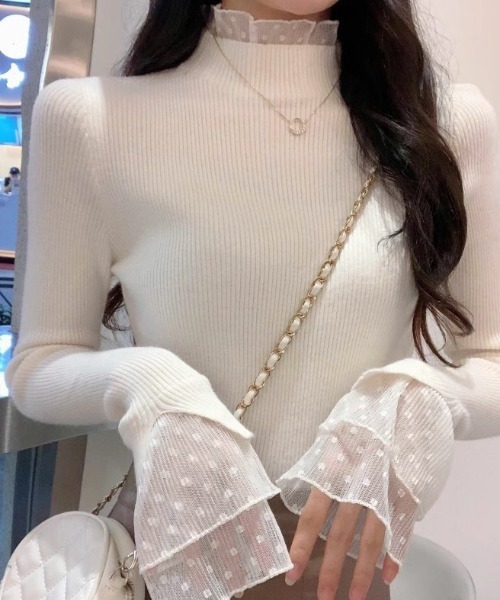 COCOMOMO(ココモモ)の「ふわふわ裏起毛 重ね着風レースハイネックニット(ニット/セーター・レディース・ブラック/ホワイト/ベージュ/ライトブラウン・FREE)」の5枚目の写真
