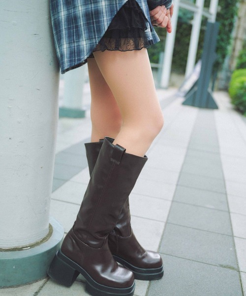 FOREVER 21（フォーエバー トゥエンティーワン）の「【2024FW】厚底ロングブーツ（ブーツ・レディース・ブラック/ブラウン・LARGE/MEDIUM）」の2枚目の写真