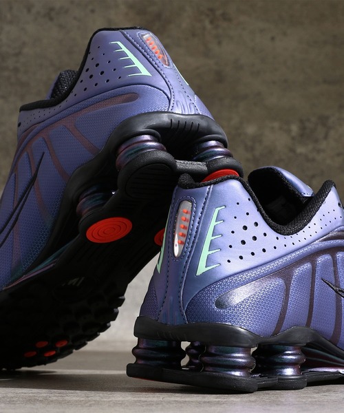NIKE（ナイキ）の「NIKE WMNS SHOX R4 HQ3446-001（スニーカー