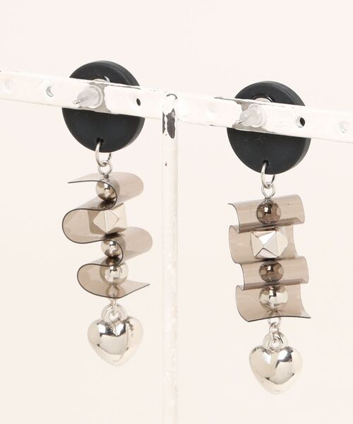 tone(トーン)の「【Withy】ハートとpvcシートのうねうねピアス / スターリーパルス(MA)(ピアス(両耳用)・レディース・ブラック/ホワイト・FREE)」の11枚目の写真