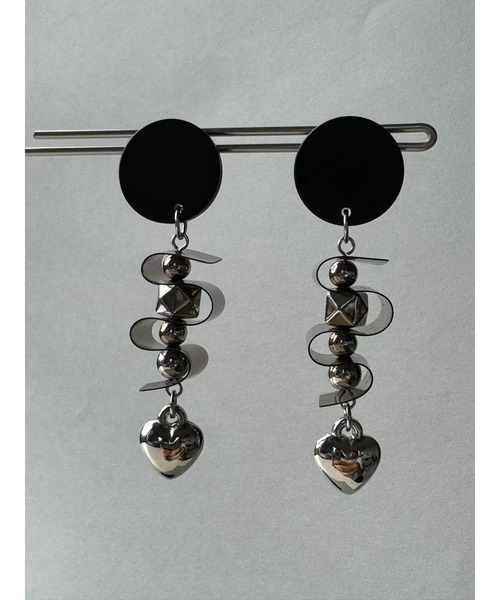 tone(トーン)の「【Withy】ハートとpvcシートのうねうねピアス / スターリーパルス(MA)(ピアス(両耳用)・レディース・ブラック/ホワイト・FREE)」の2枚目の写真
