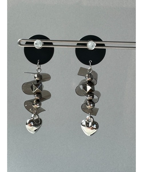 tone(トーン)の「【Withy】ハートとpvcシートのうねうねピアス / スターリーパルス(MA)(ピアス(両耳用)・レディース・ブラック/ホワイト・FREE)」の5枚目の写真