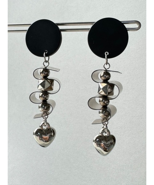 tone(トーン)の「【Withy】ハートとpvcシートのうねうねピアス / スターリーパルス(MA)(ピアス(両耳用)・レディース・ブラック/ホワイト・FREE)」の6枚目の写真