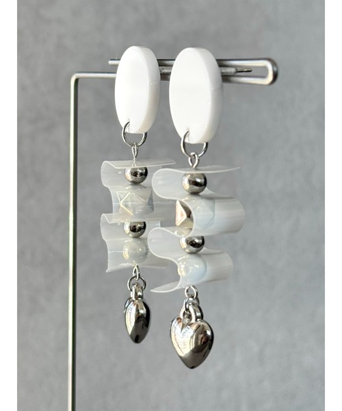 tone(トーン)の「【Withy】ハートとpvcシートのうねうねピアス / スターリーパルス(MA)(ピアス(両耳用)・レディース・ブラック/ホワイト・FREE)」の12枚目の写真