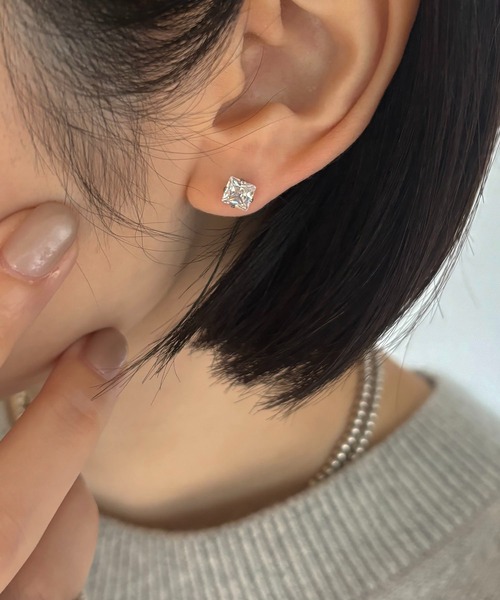 Diliraba(ディリラバ)の「【Diliraba】ステンレス キューブストーンピアスセット(ピアス(両耳用)・レディース・シルバー・FREE)」の1枚目の写真