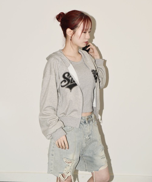 VIVID LADY(ビビッドレディー)の「ジップアップ ショート丈パーカーフード付き / Zip-up short parka with hood(パーカー・レディース・ブラック/オフホワイト/グレー・FREE)」の8枚目の写真