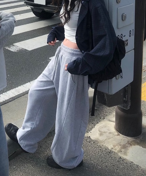 anyonemore（エニワンモア）の「サイドタック切替トレーニングパンツ（スウェットパンツ・レディース・アイボリー/グレー・FREE）」の2枚目の写真