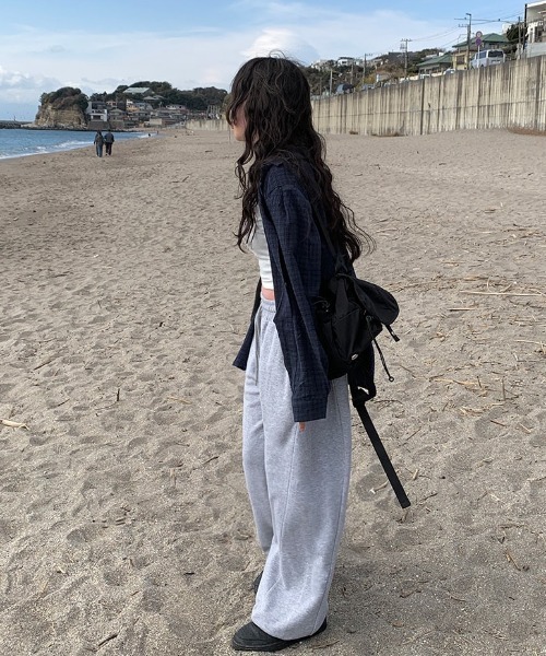 anyonemore（エニワンモア）の「サイドタック切替トレーニングパンツ（スウェットパンツ・レディース・アイボリー/グレー・FREE）」の4枚目の写真