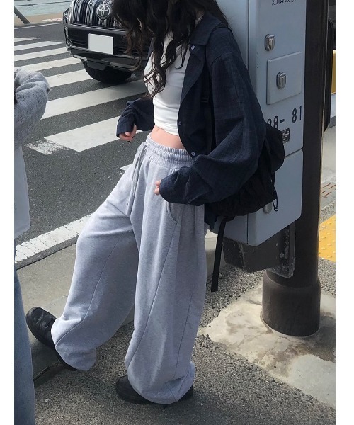 anyonemore（エニワンモア）の「サイドタック切替トレーニングパンツ（スウェットパンツ・レディース・アイボリー/グレー・FREE）」の10枚目の写真