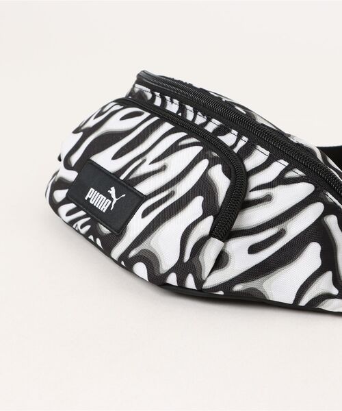 PUMA（プーマ）の「《PUMA》PUMA アカデミー AOP ウェスト バッグ（ボディバッグ/ウエストポーチ・メンズ・ブラック×ホワイト/ブラック系その他・フリー）」の4枚目の写真